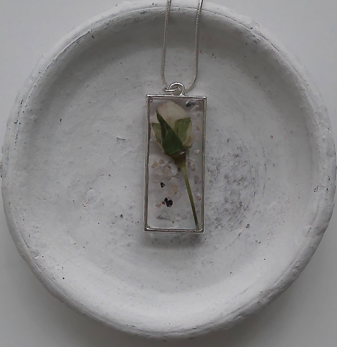 Portrait White Rose Ash Necklace